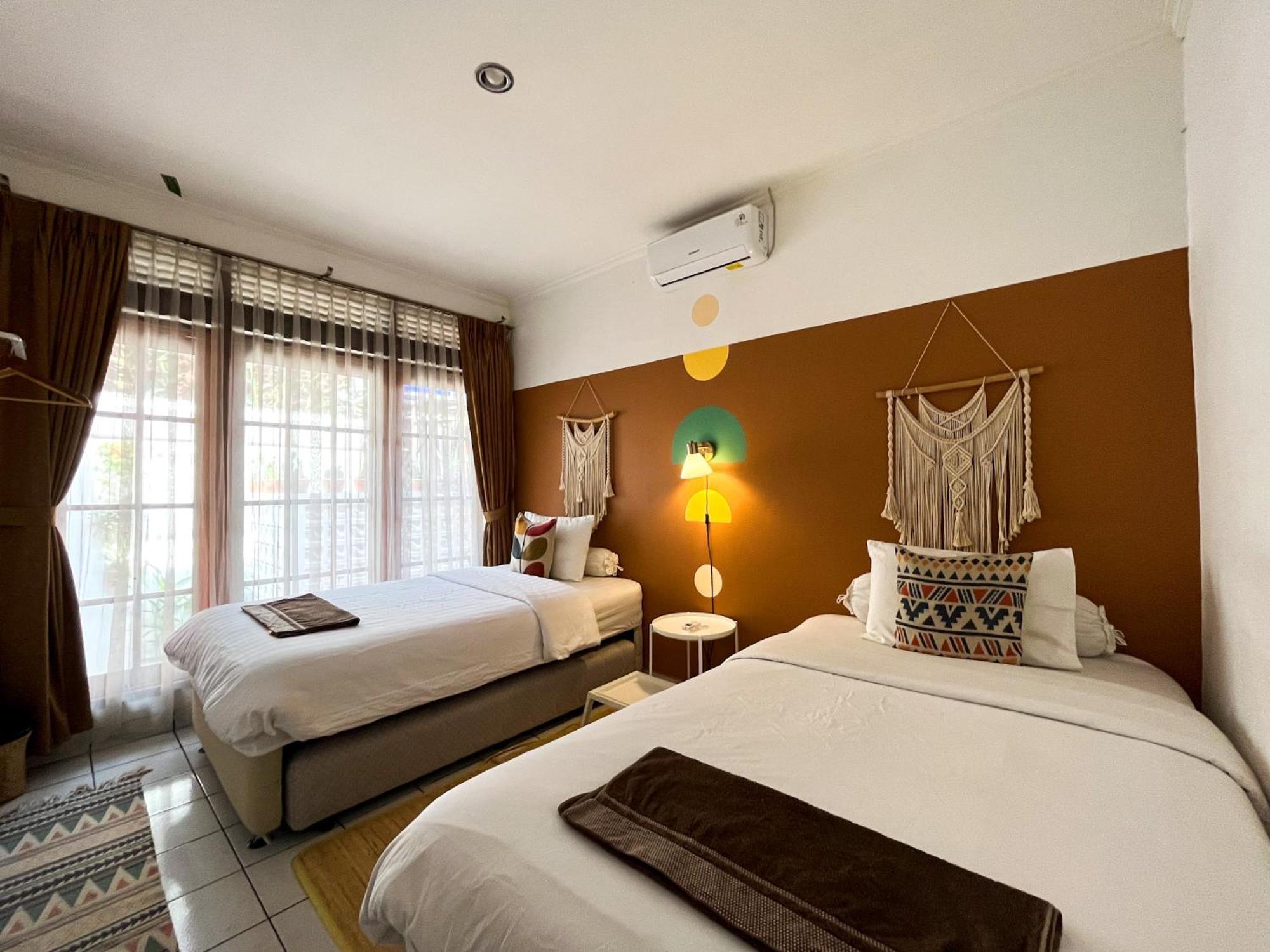 Bed and Breakfast Roemah Renjana Бандунг Экстерьер фото